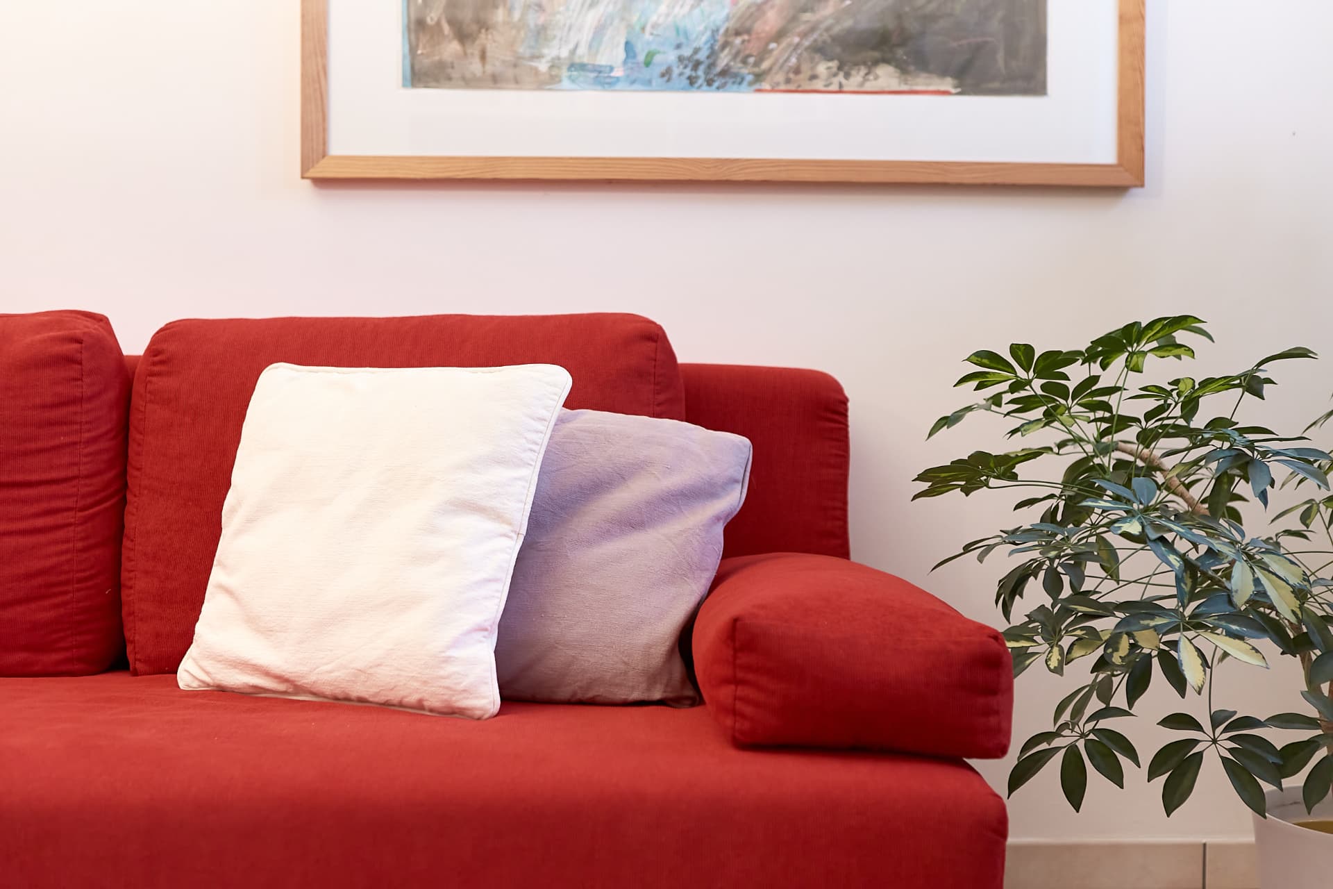 Rotes Sofa im Behandlungsraum der Praxis